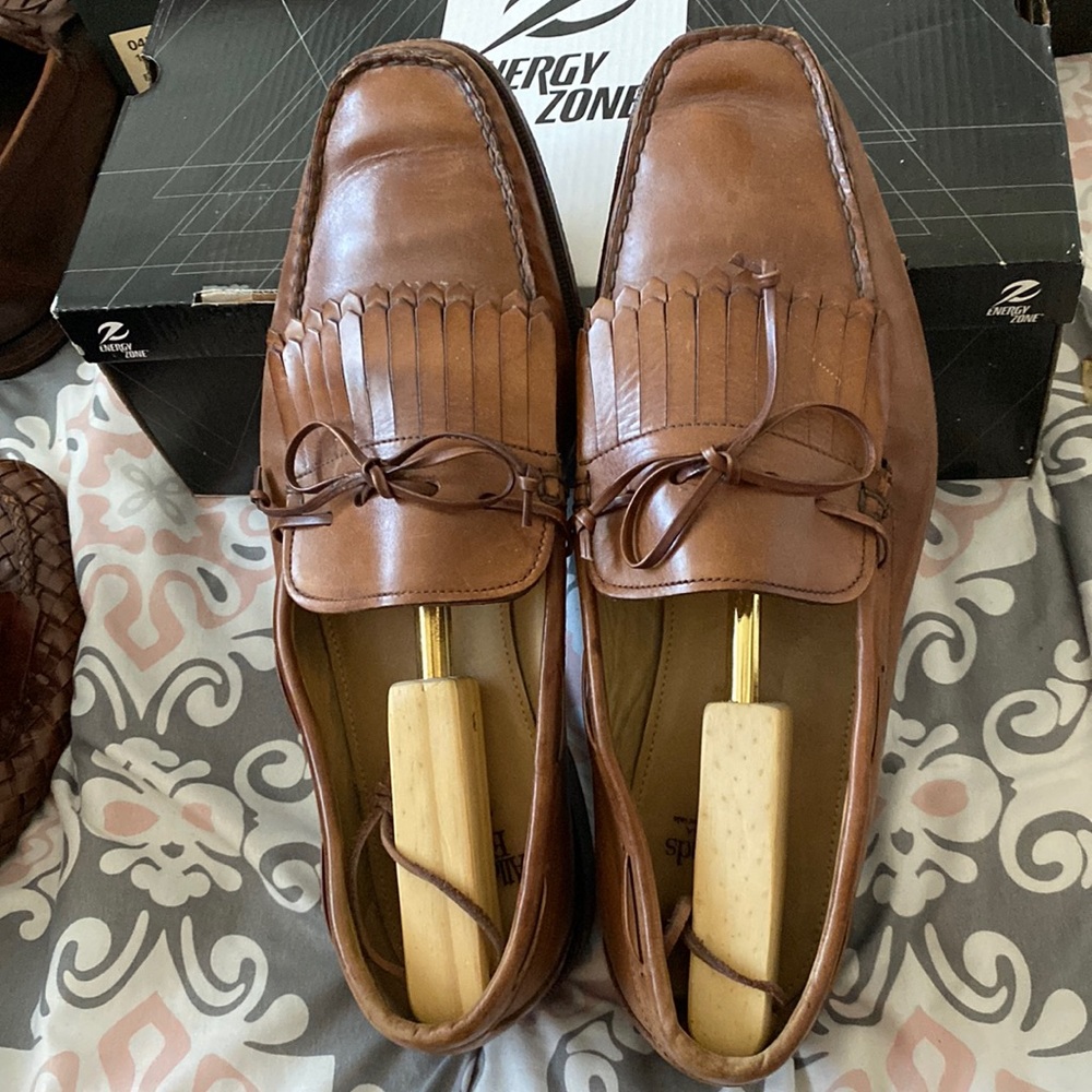 Allen Edmonds size 11 tan loafers with bow and kiltie